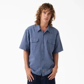 Camisa de trabajo a rayas desgastada