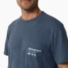 Camiseta con bolsillo y gráfico «United by Work» Camiseta con bolsillo y gráfico «United by Work»