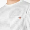 Camiseta de cuello redondo a rayas con bolsillo y corte regular