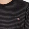 Camiseta de cuello redondo a rayas con bolsillo y corte regular Camiseta de cuello redondo a rayas con bolsillo y corte regular