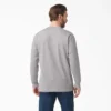Camiseta de manga larga con bolsillo y gráfico del logotipo