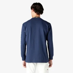Camiseta de manga larga con bolsillo y gráfico del logotipo