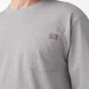 Camiseta de manga larga con bolsillo y gráfico del logotipo