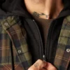 Chaqueta tipo camisa con capucha de franela