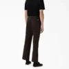 Highsnobiety y Dickies: pantalones de trabajo con pliegues