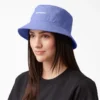 Sombrero de lona con logotipo en letra cursiva Sombrero de lona con logotipo en letra cursiva