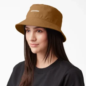 Sombrero de lona con logotipo en letra cursiva